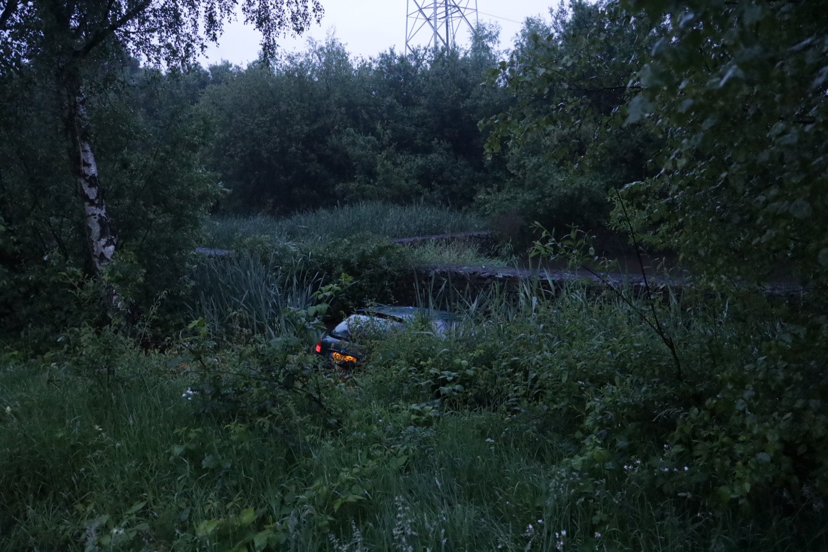 Automobilist verliest macht over stuur tijdens hevige regenbui