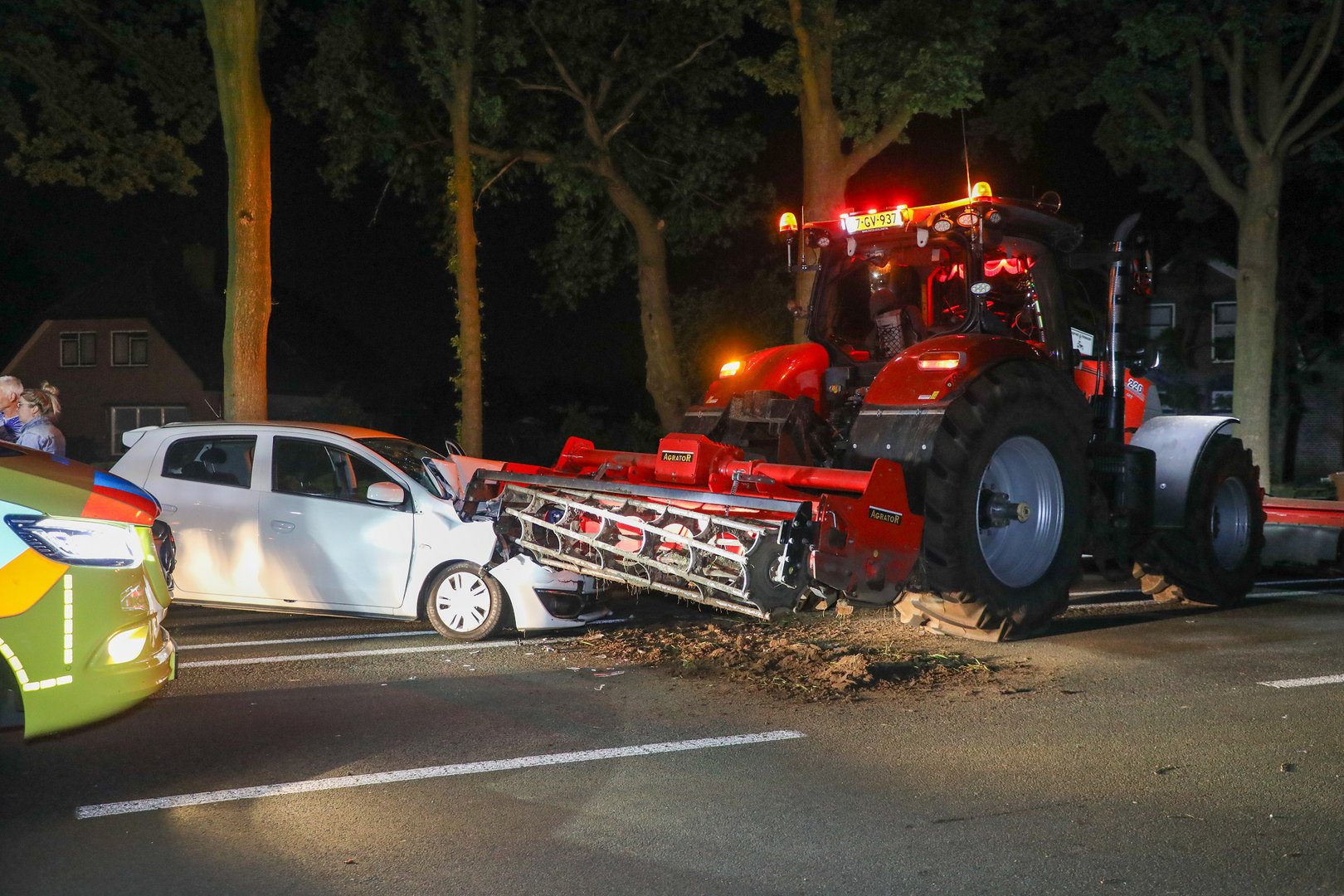 Dronken automobilist botst achterop tractor, vrouw gewond