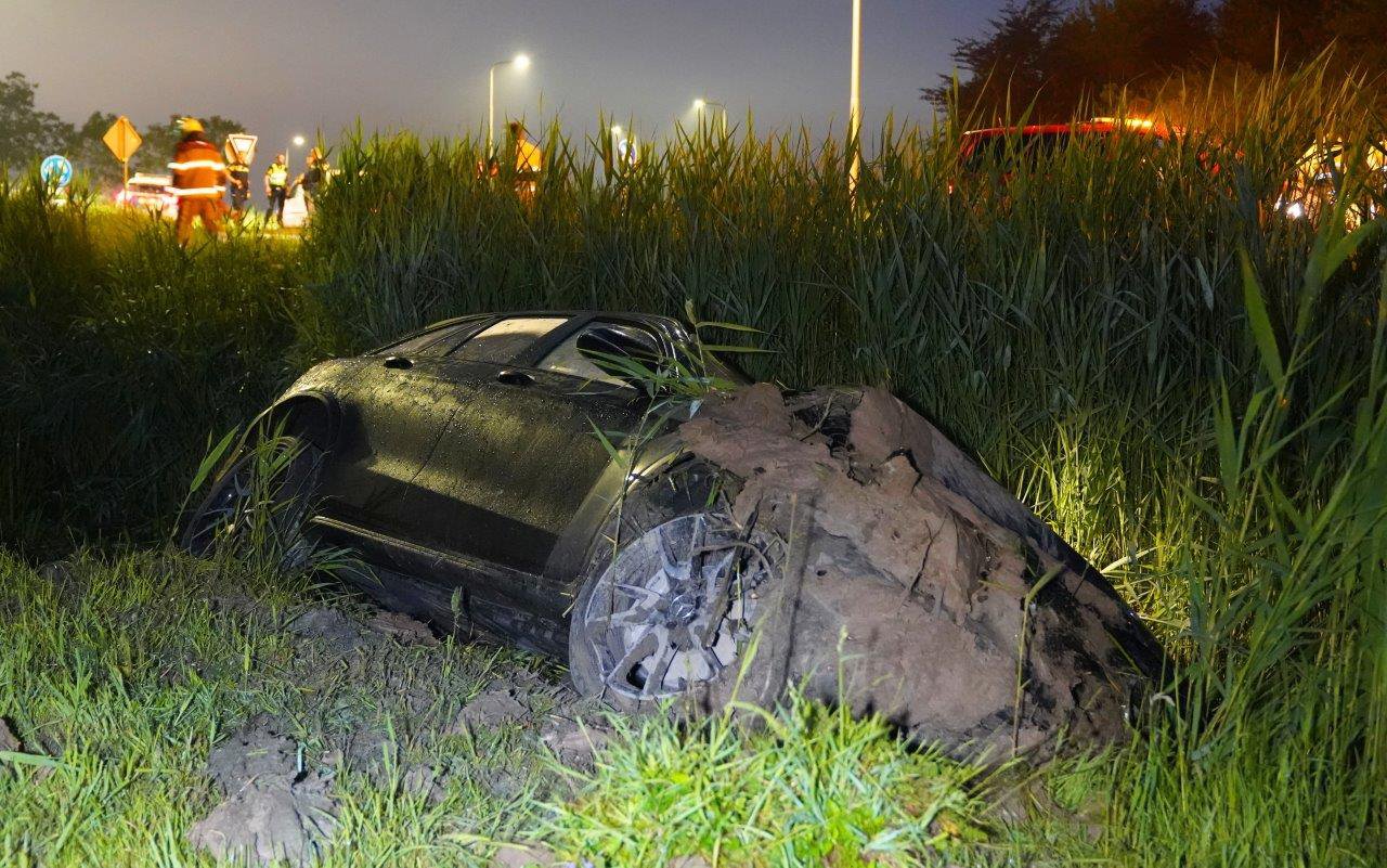 Gestolen auto crasht op rotonde, inzittenden op de vlucht