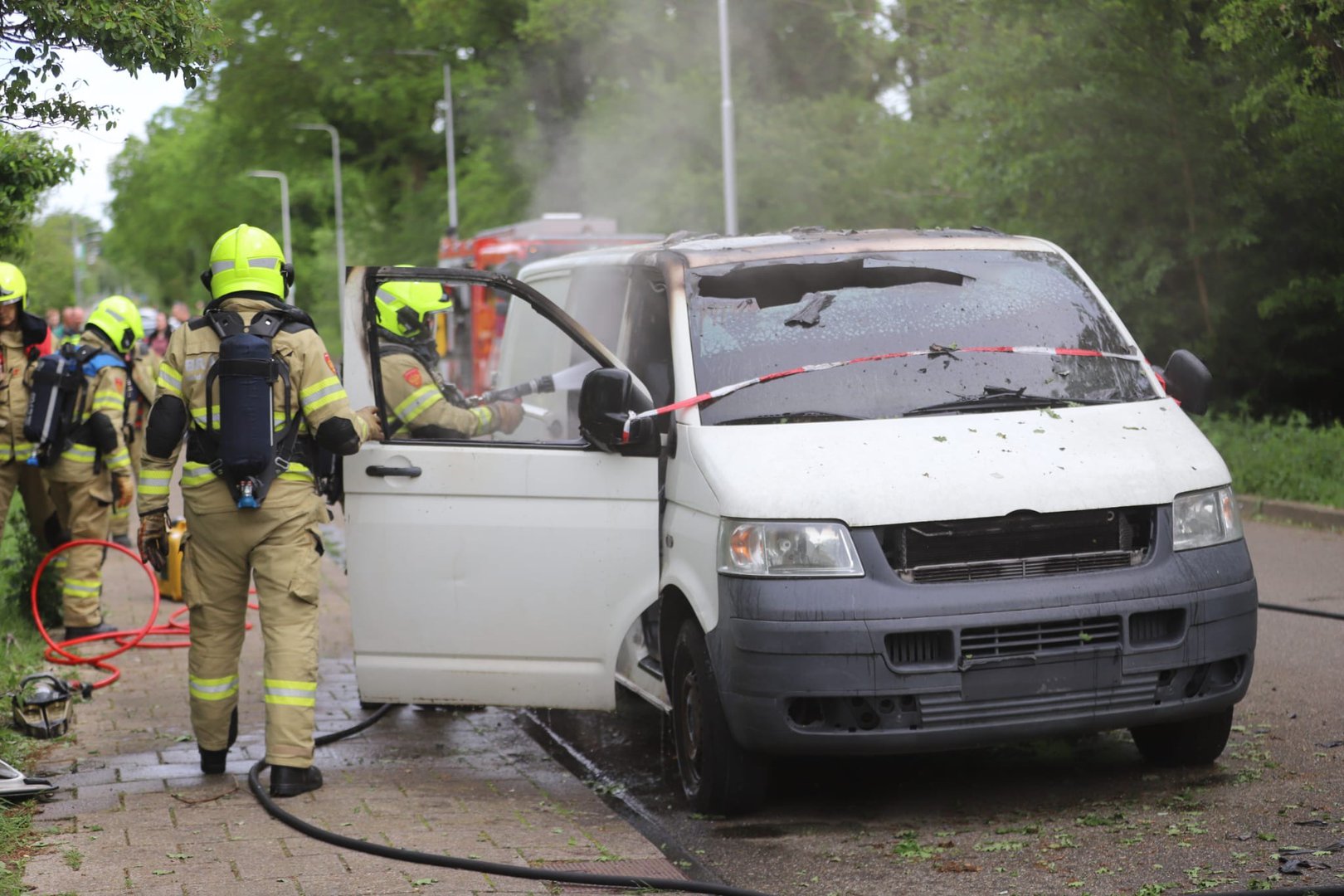 Achter gelaten bestelbus vermoedelijk in brand gestoken