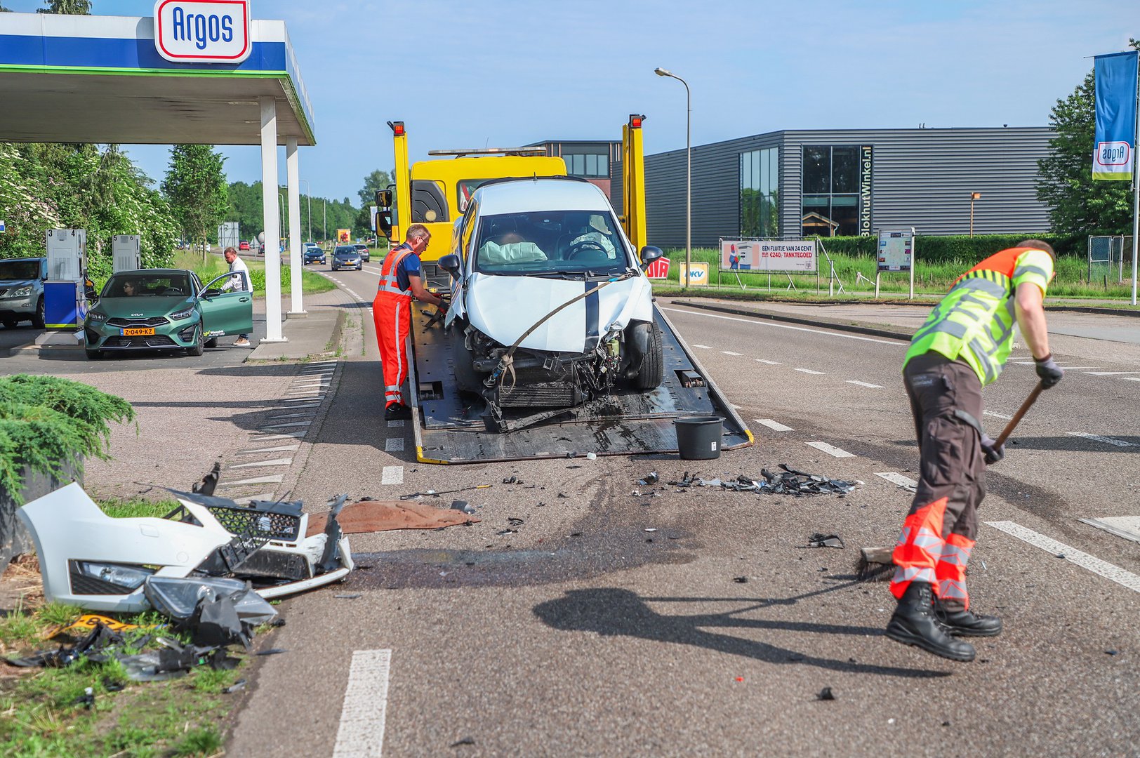 Veel schade na botsing tussen auto en bestelbus