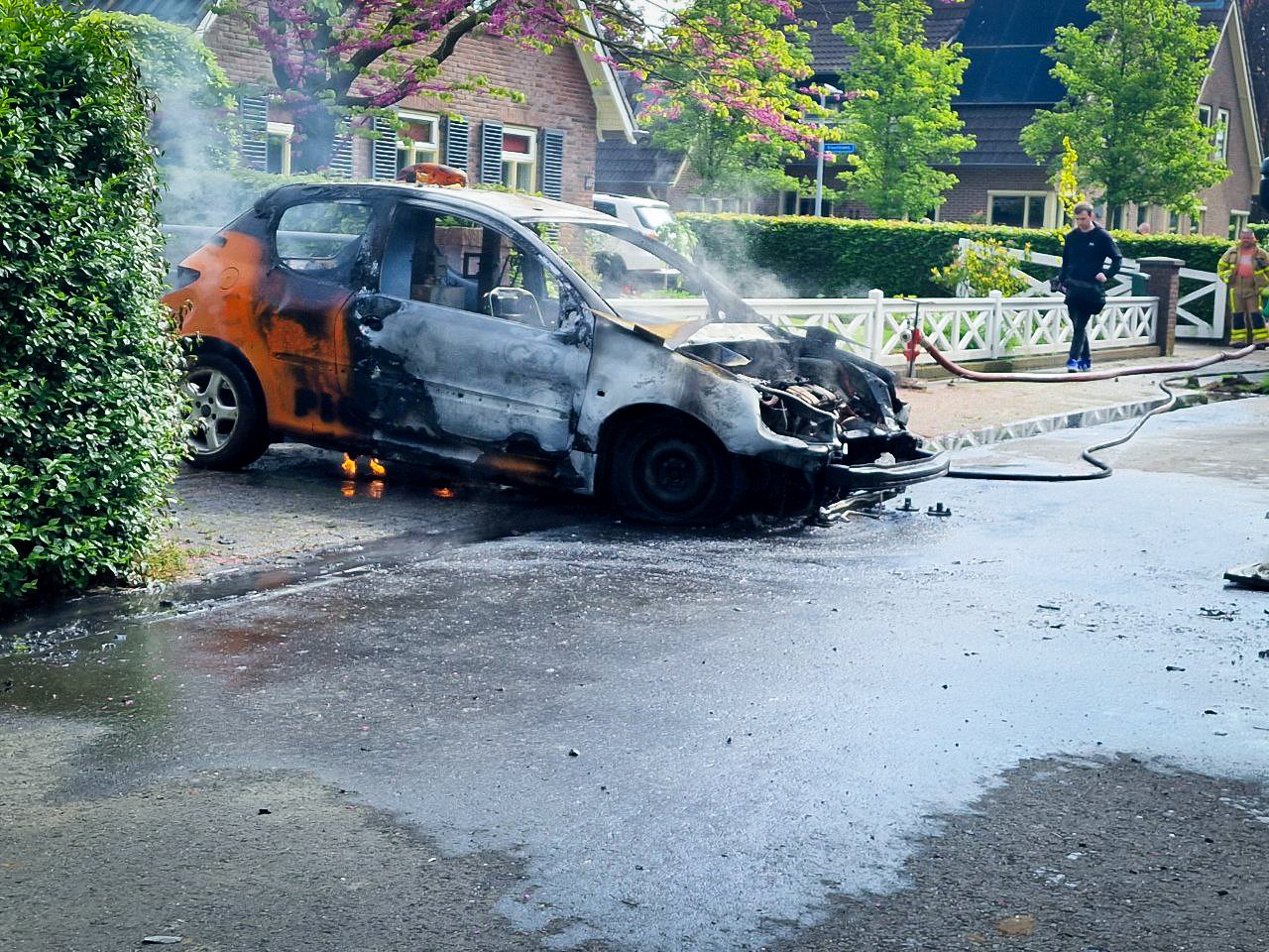 Auto vliegt in brand op oprit van woning