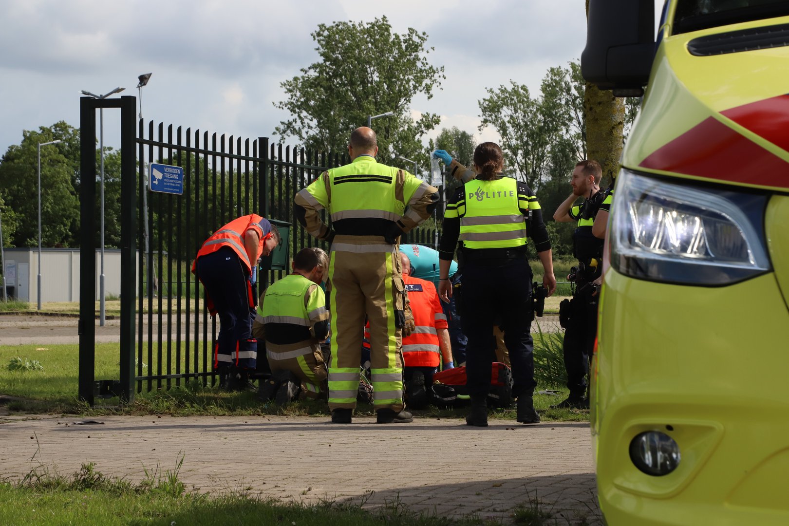 Automobilist gewond na botsing tegen boom, trauma helikopter geland