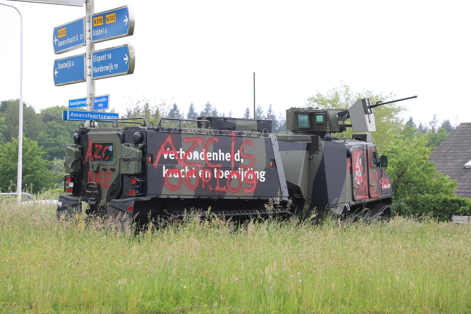 Militair voertuig beklad uit woede tegen komst AZC