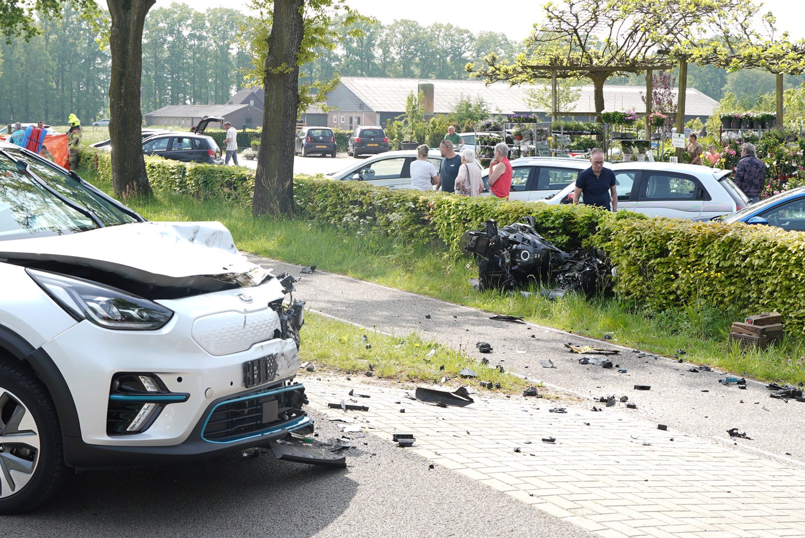 Motorrijder geschept door auto, zwaargewond naar ziekenhuis