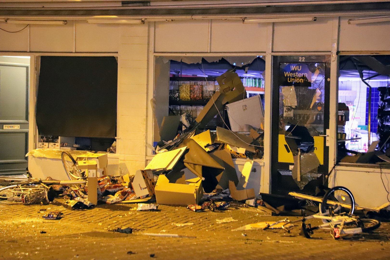 VIDEO: Plofkraak pinautomaat bij Poolse supermarkt