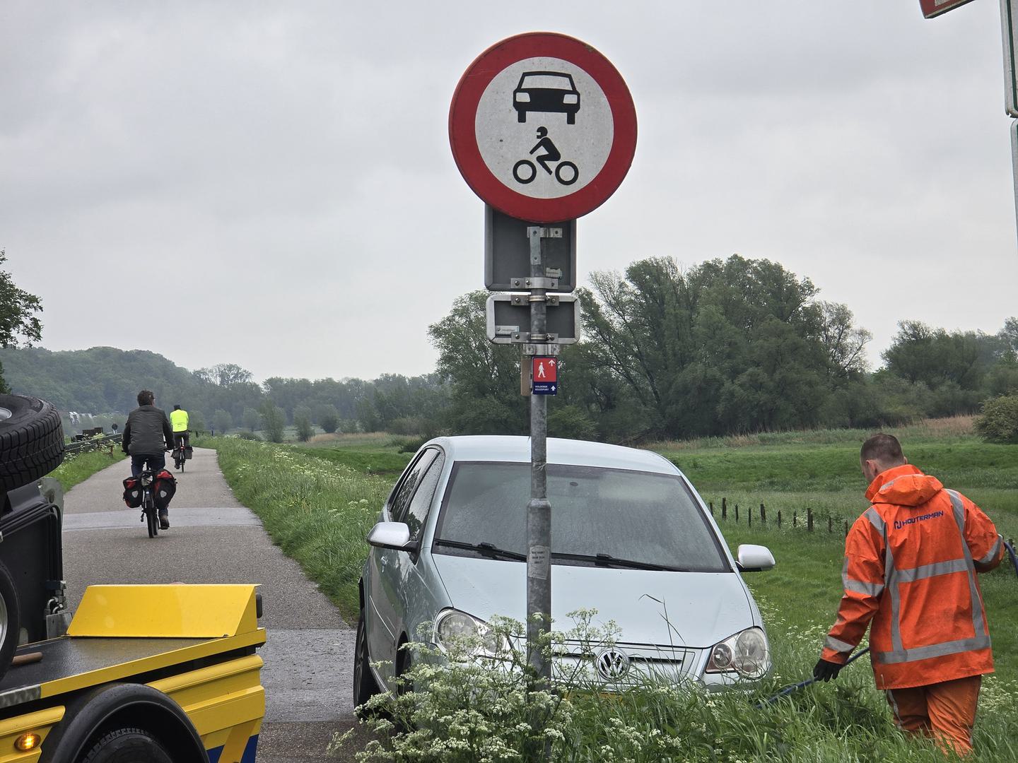 Politie doet onderzoek na achtergelaten auto op fietspad