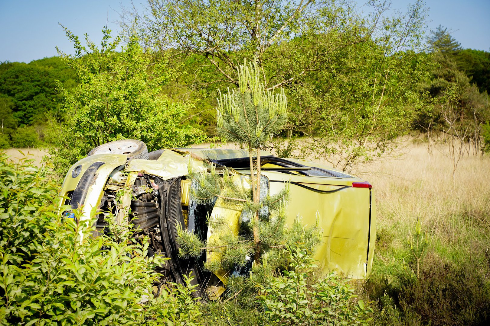 Auto crasht, twee inzittenden gewond