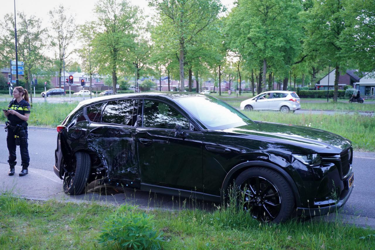 Automobilist verliest macht over het stuur en ramt stoplicht