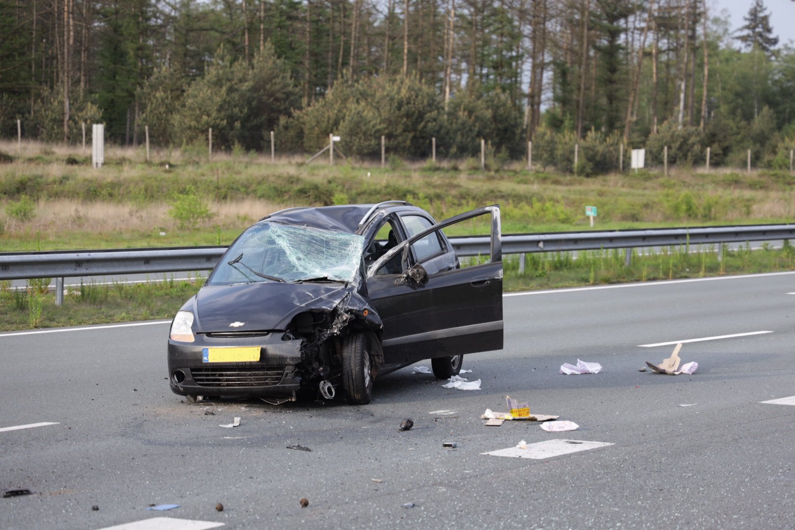 Auto slaat meerdere keren over de kop na ongeval op A12