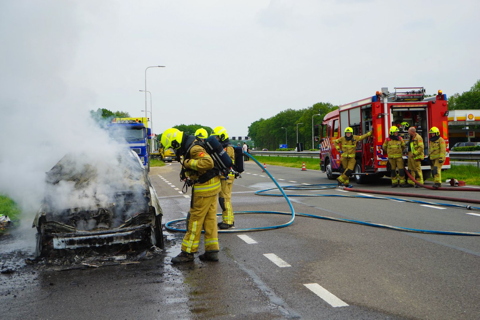 Auto vliegt in brand tijdens het rijden, inzittenden ongedeerd