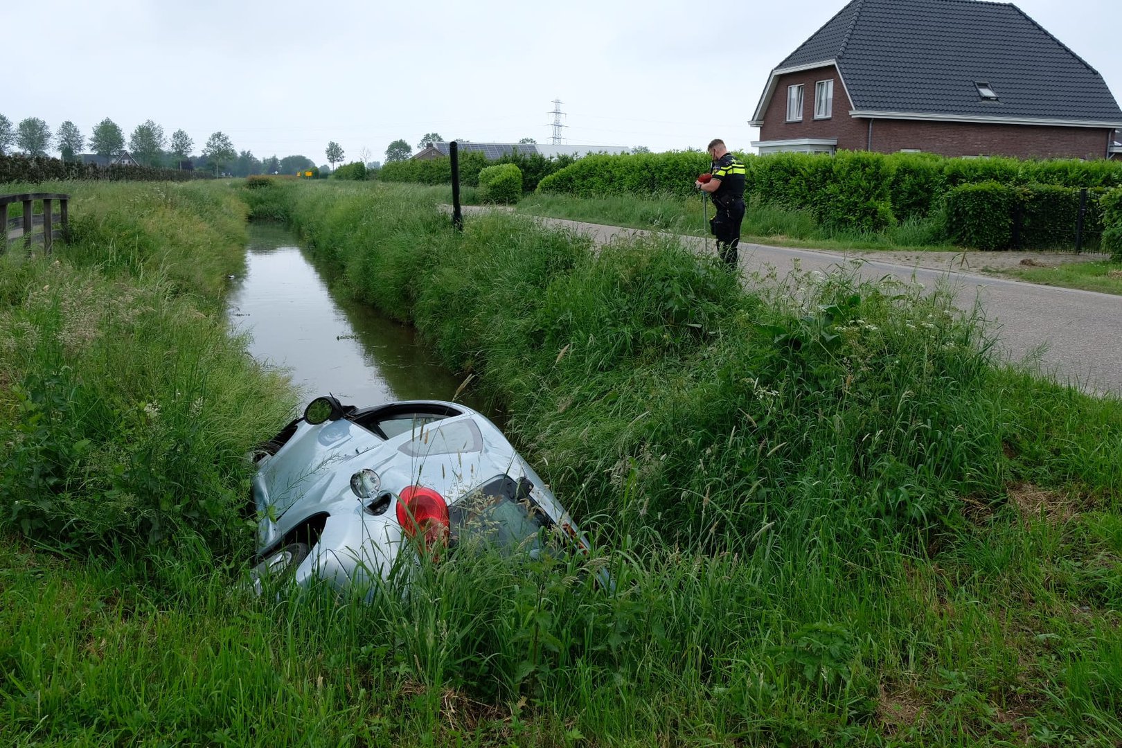 Automobilist ramt lantaarnpaal en belandt in sloot