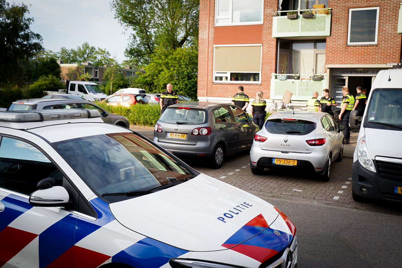 Veel agenten bij flat na melding van steekpartij