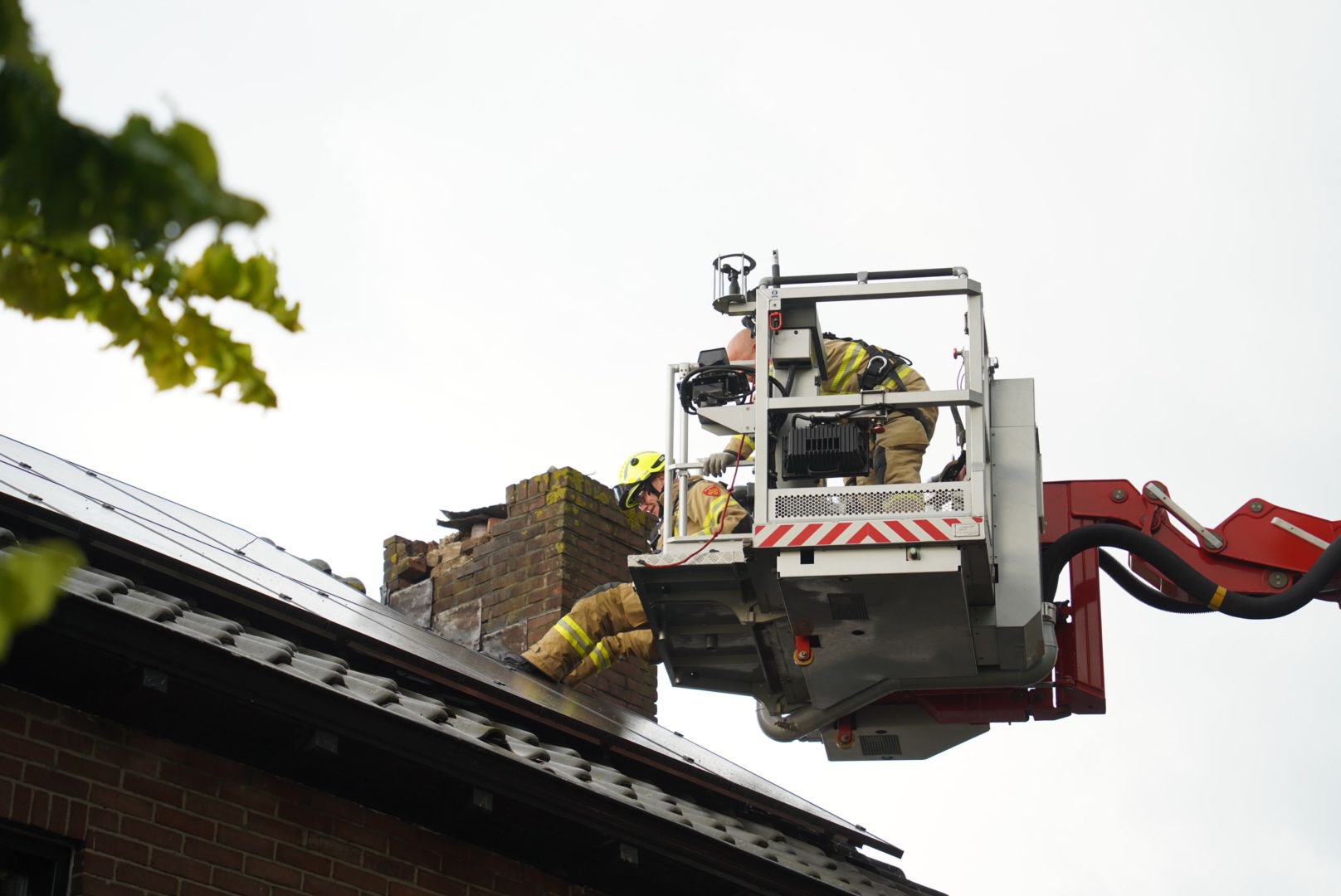 Schoorsteen flink beschadigd na blikseminslag