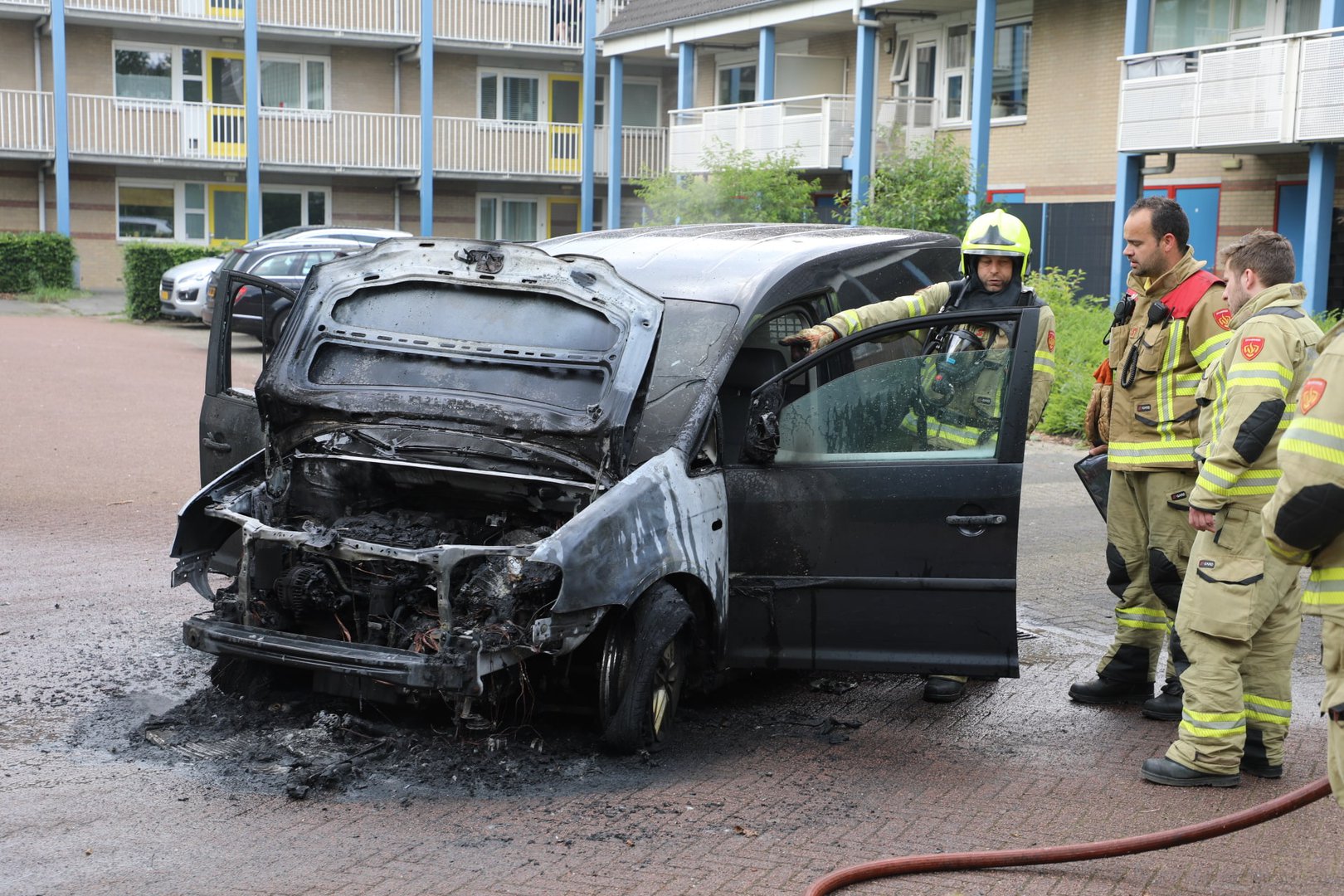 Bestelbus vliegt in brand op parkeerplaats