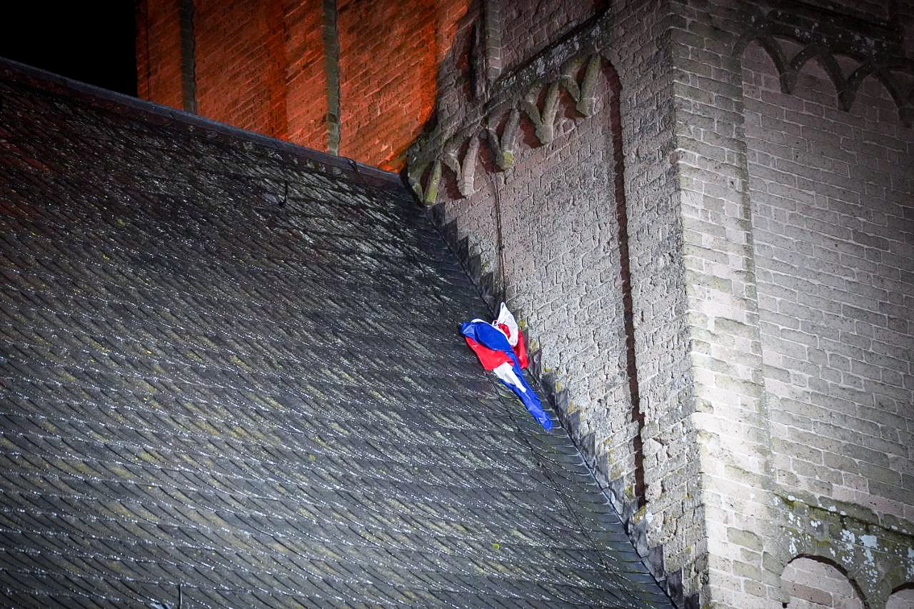 Brandweer opgeroepen om vlag van kerk te halen