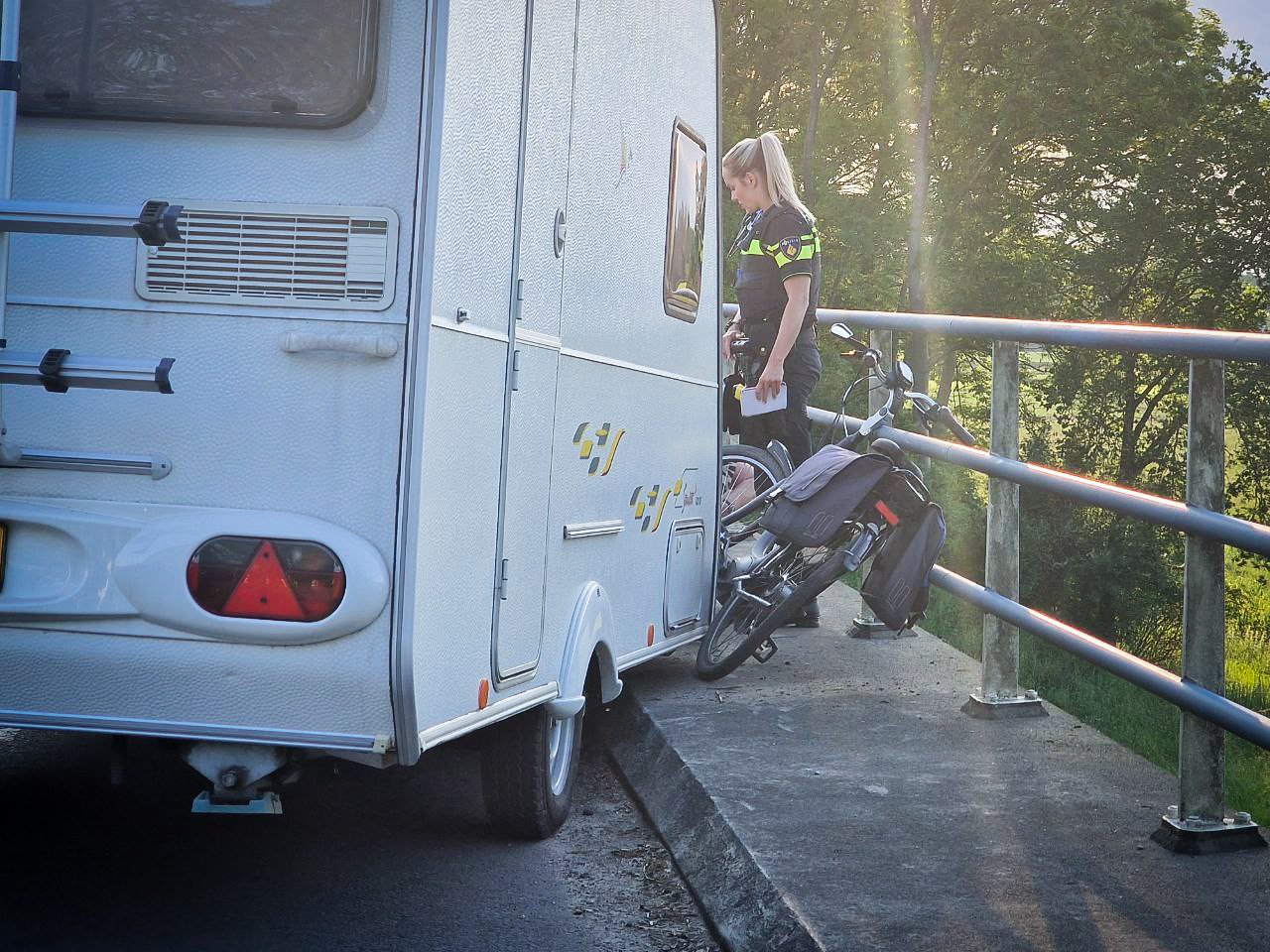 Fietsster klem onder losgeslagen caravan