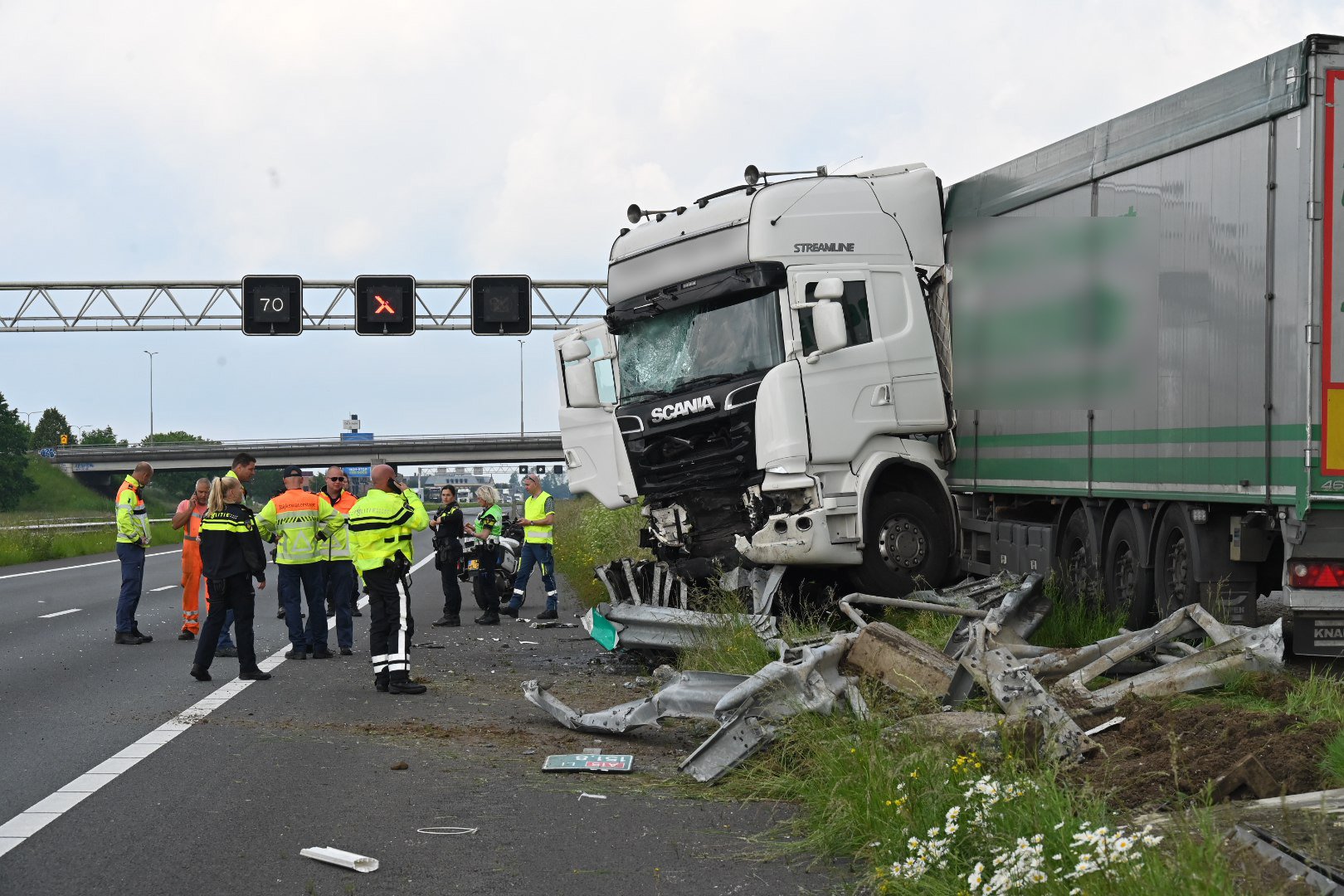 Vrachtwagenchauffeur overleden na ernstige aanrijding op A15 bij Andelst