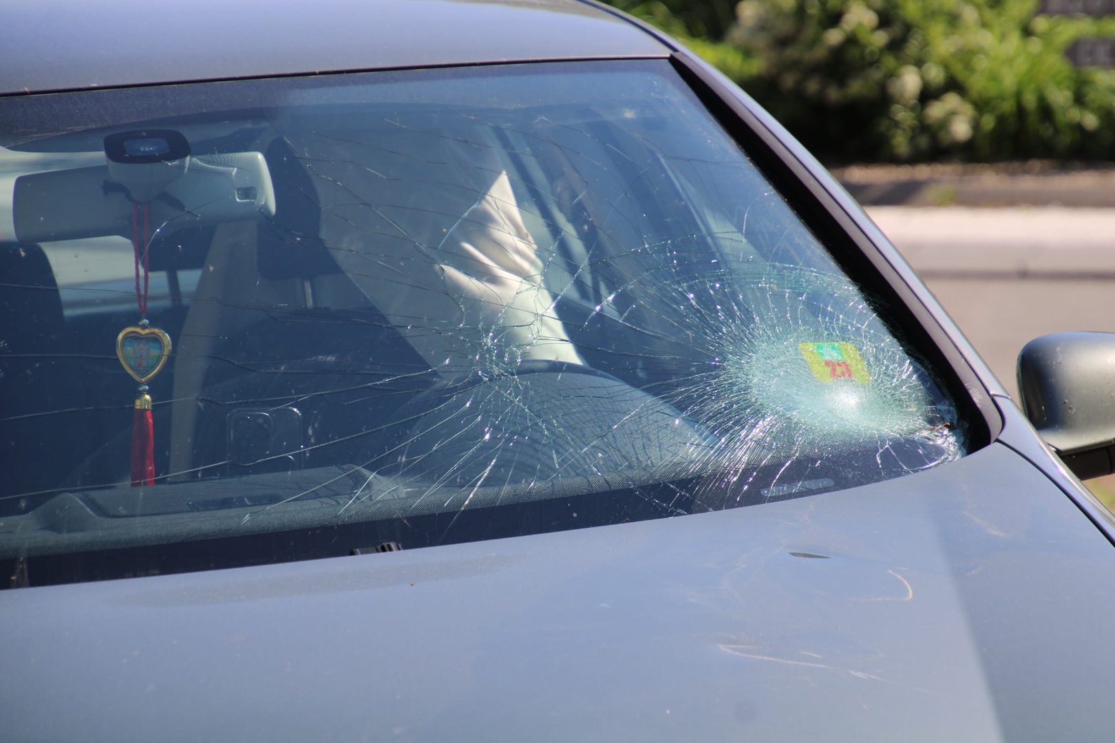 Scholier belandt op voorruit van auto