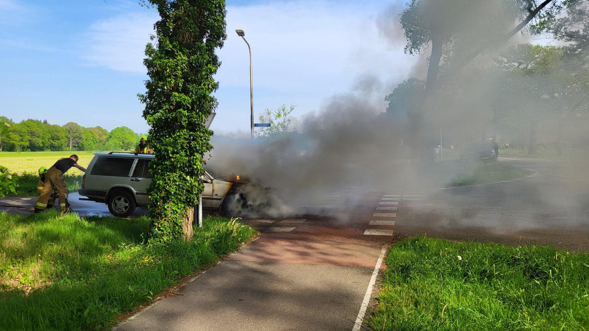 Auto vliegt in brand, inzittenden kunnen fietsen nog in veiligheid brengen