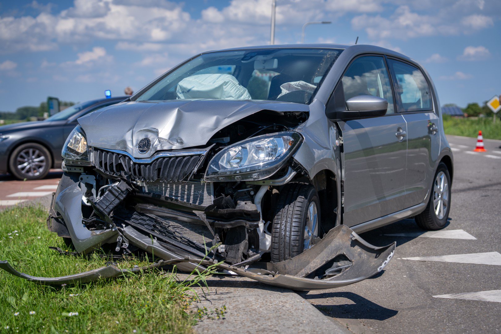 Zwangere vrouw en oudere dame naar ziekenhuis bij ongeval op kruising in Angerlo