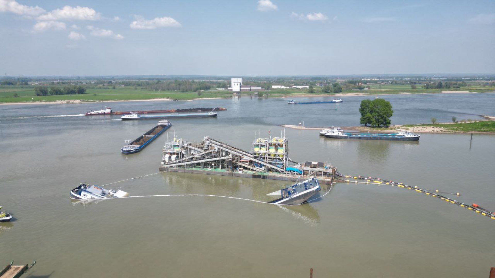 Schip breekt in tweeën bij zandwinning