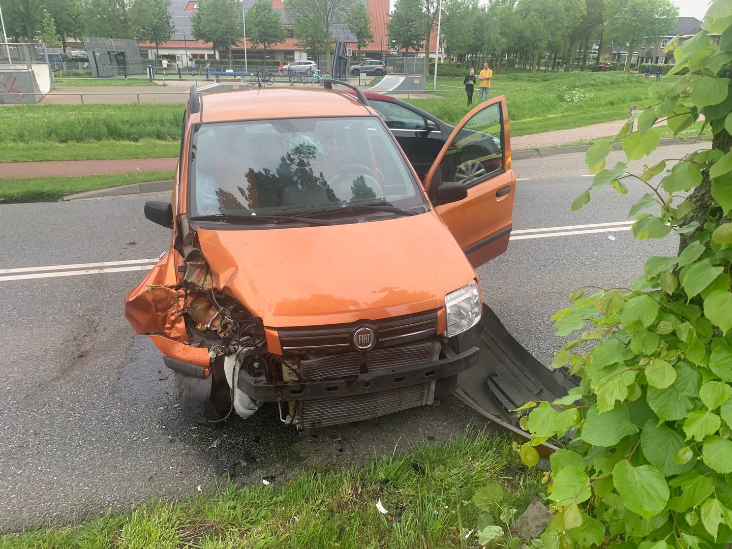 Automobilist botst tegen boom in Bemmel