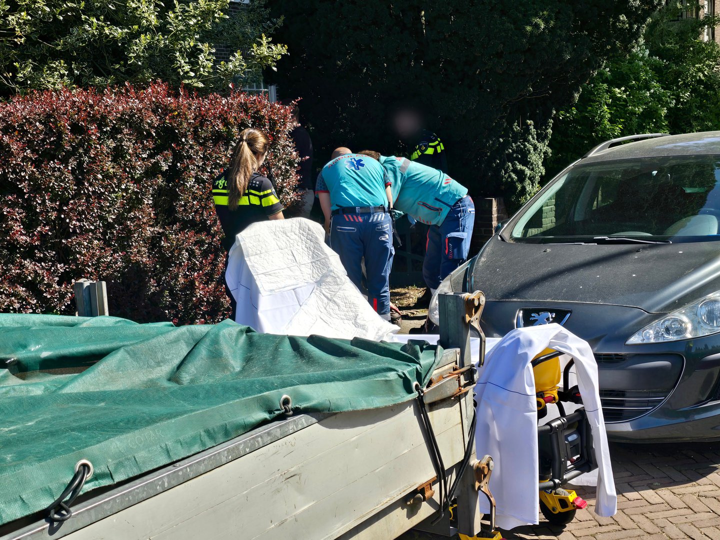 Bouwvakker krijgt glasplaat op zijn hoofd in Wageningen