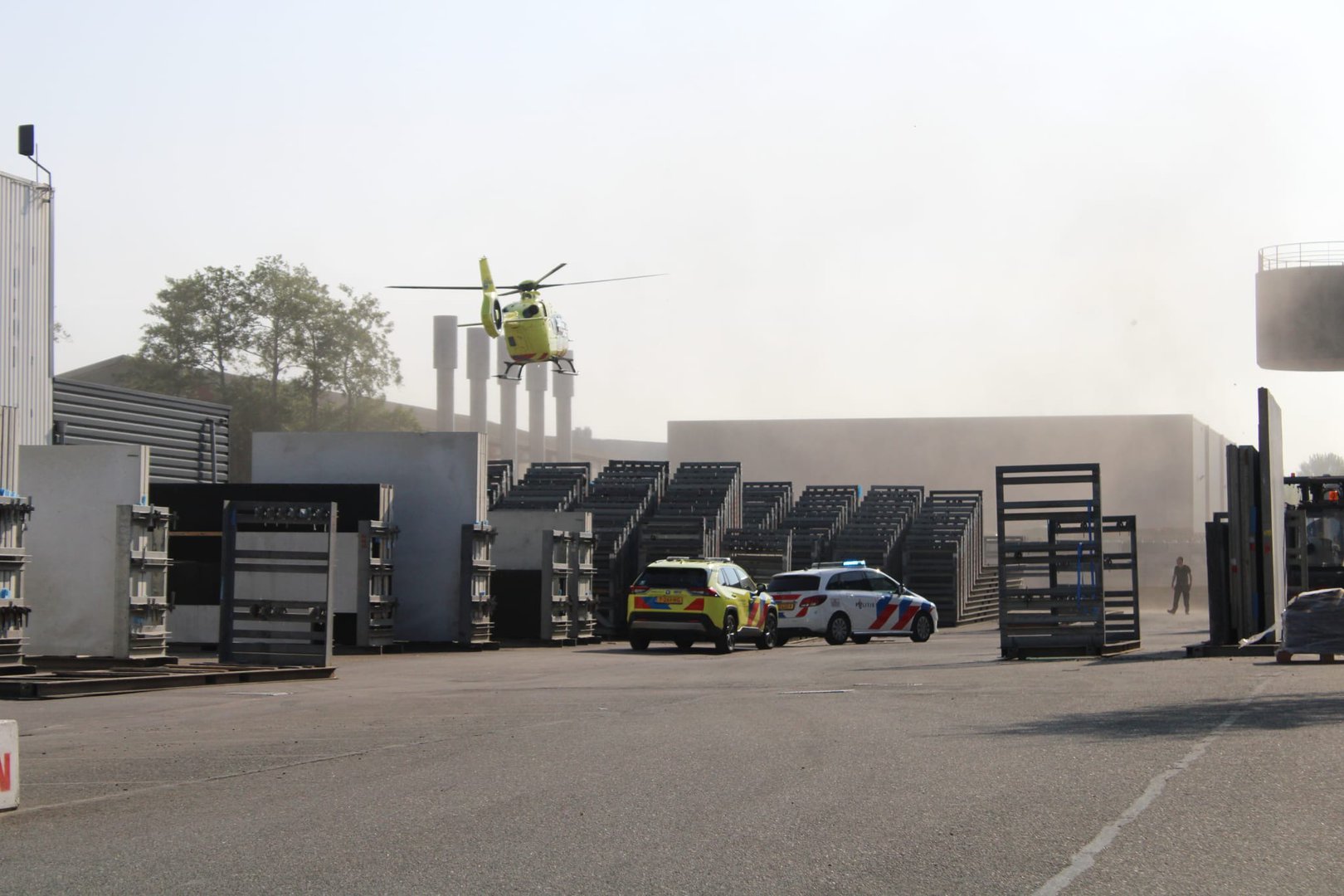 Gewonde bij bedrijfsongeval bij betonbedrijf, traumahelikopter opgeroepen