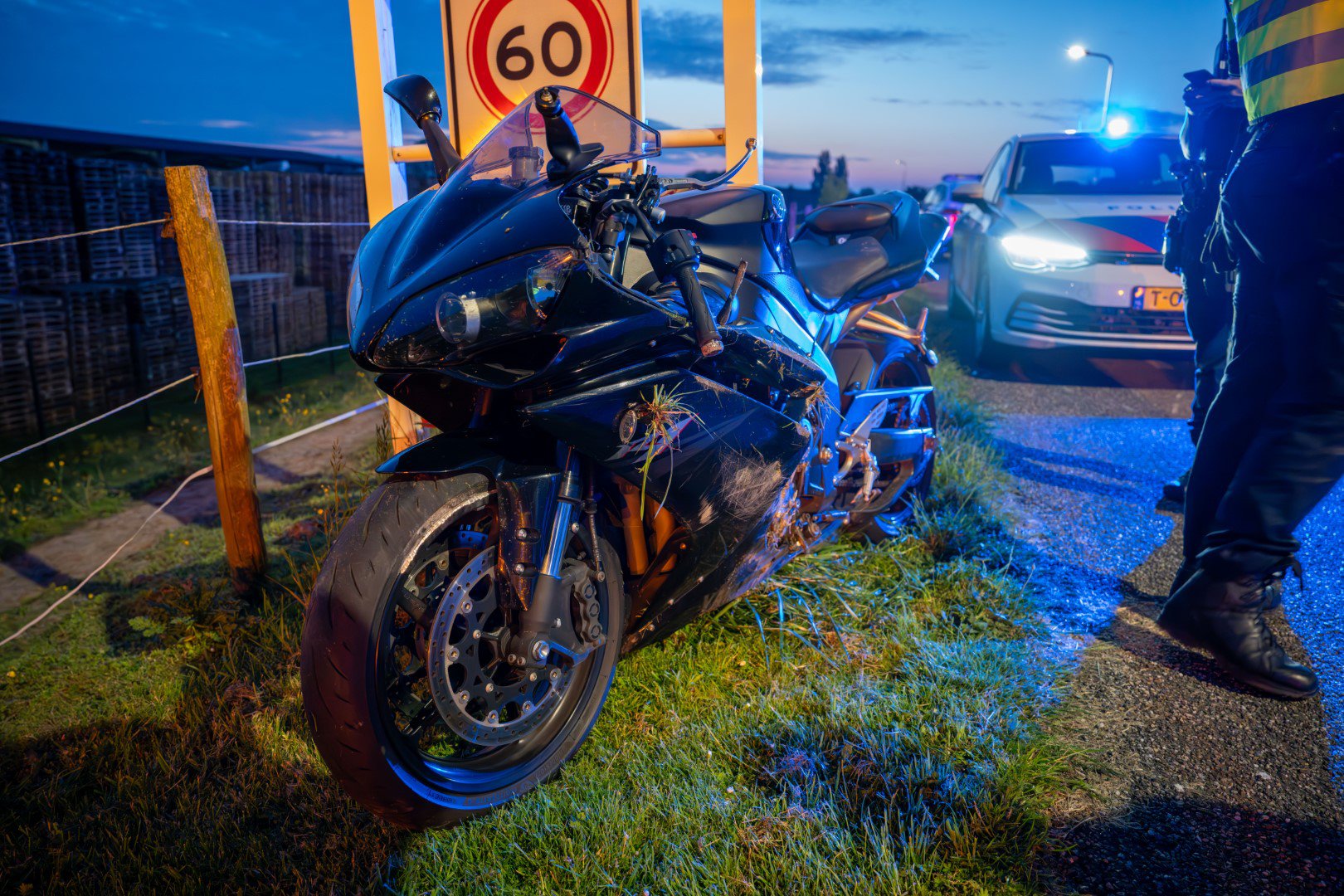 Motorrijder crasht in bocht en gaat ervandoor zonder motor