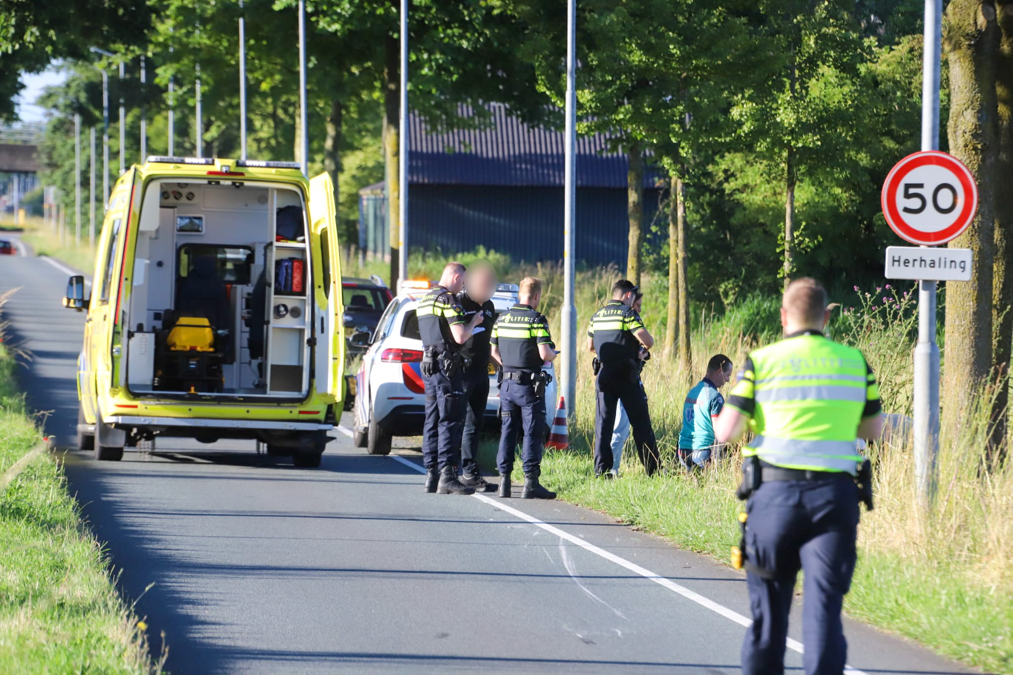 Motorrijder botst tegen boom en raakt zwaargewond