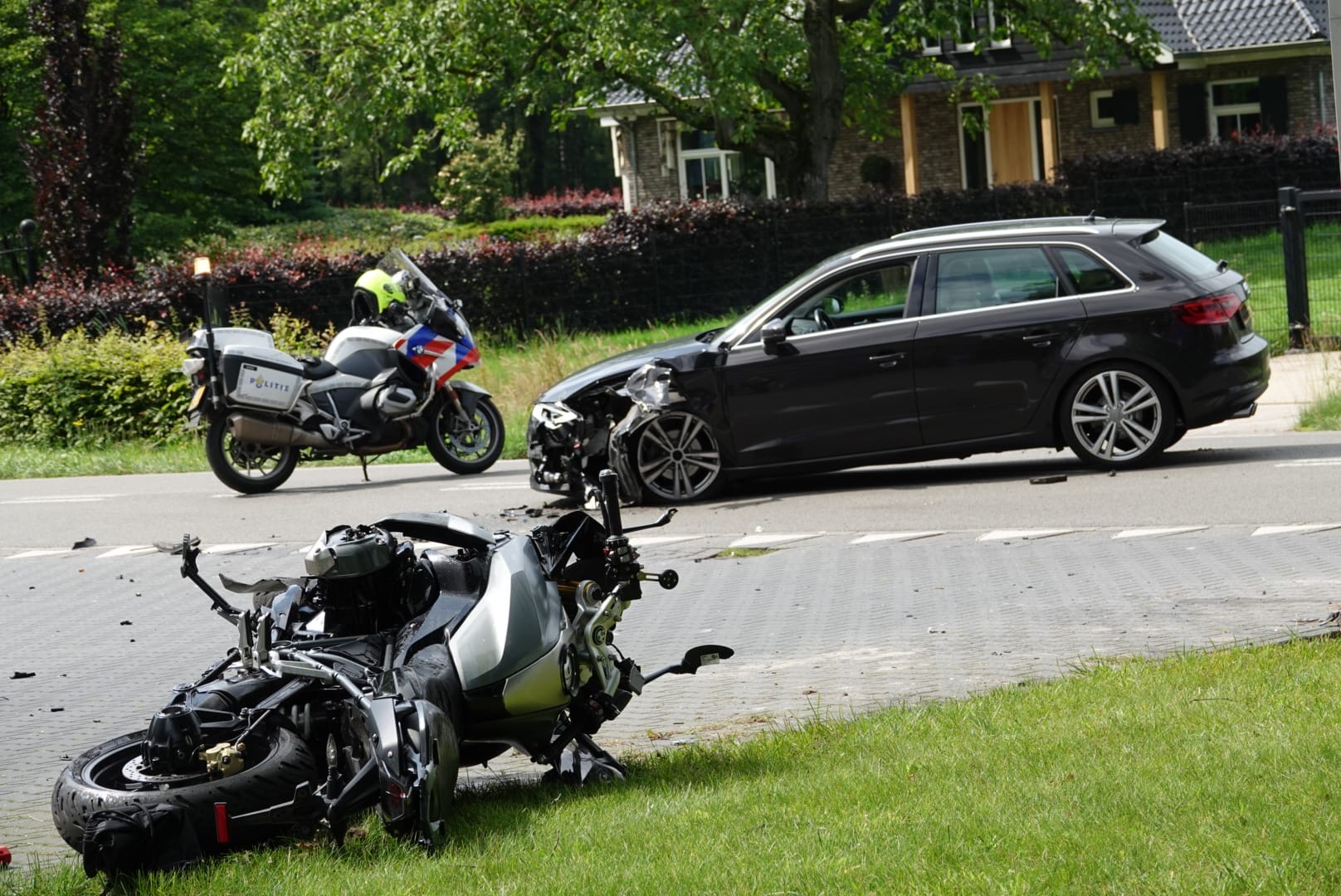 Motorrijder met spoed naar ziekenhuis na botsing met auto