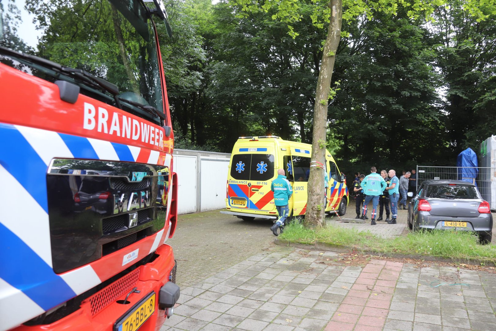 Krik onder auto begeeft het, man bekneld