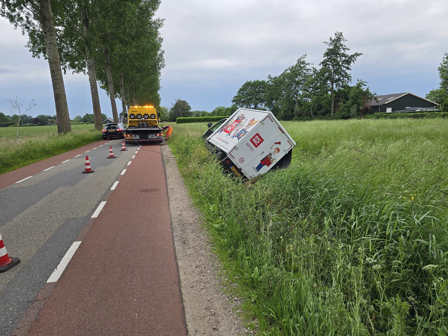 Bezorgwagen belandt in sloot na uitwijkmanoeuvre