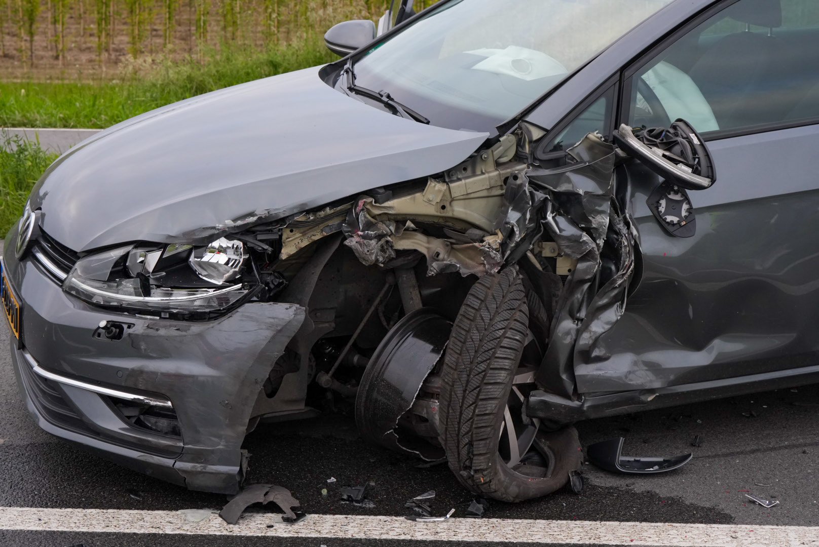 Twee auto’s frontaal in botsing na mislukte inhaalactie