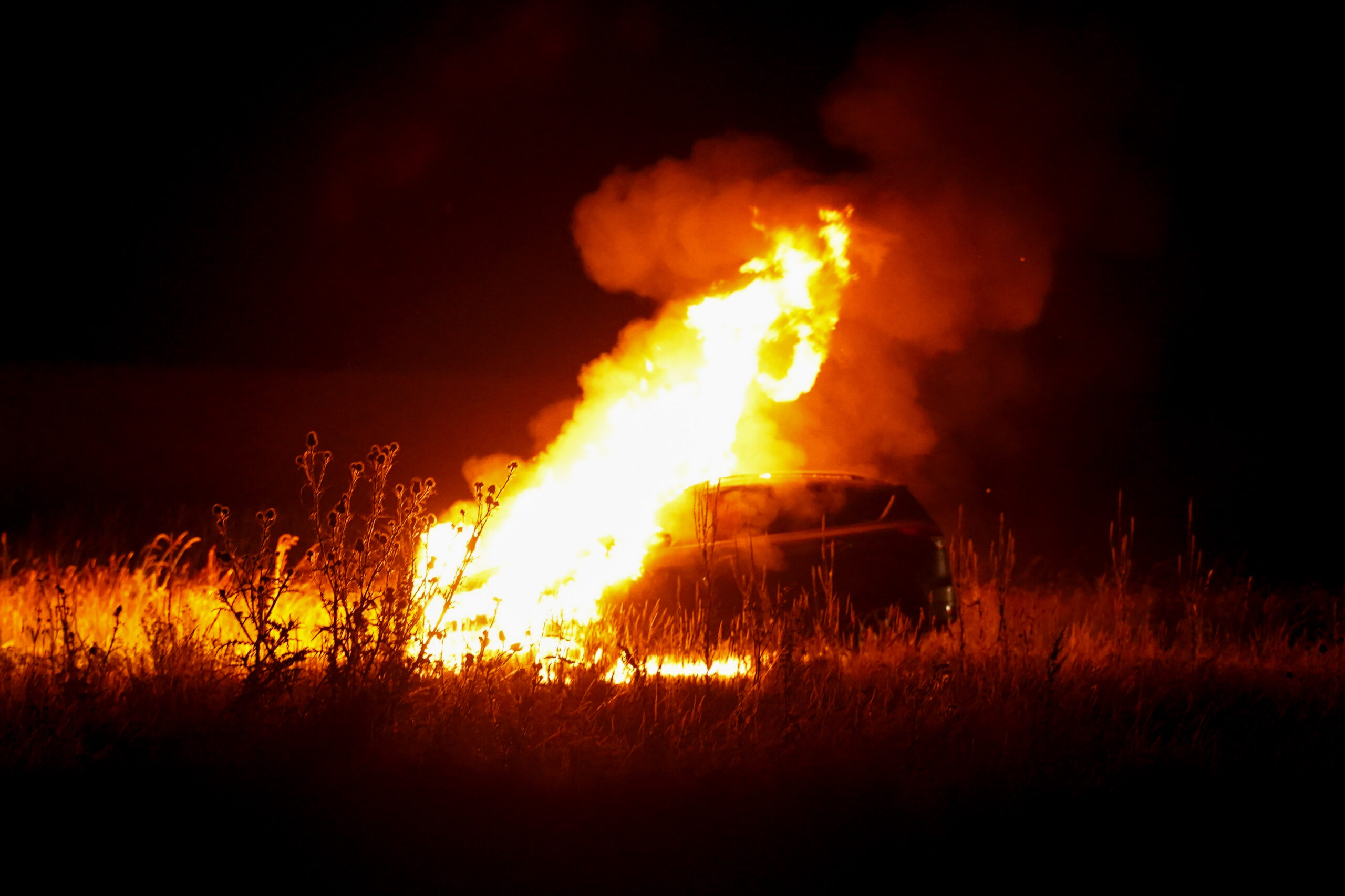 Auto vliegt in brand tijdens het rijden