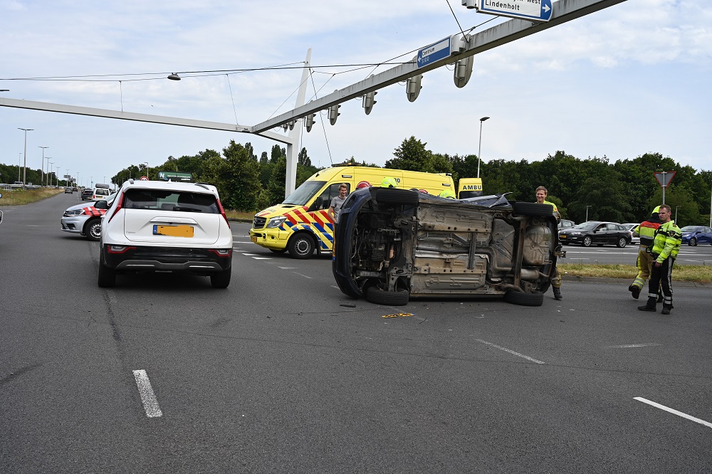Auto op z’n kant na botsing op kruising