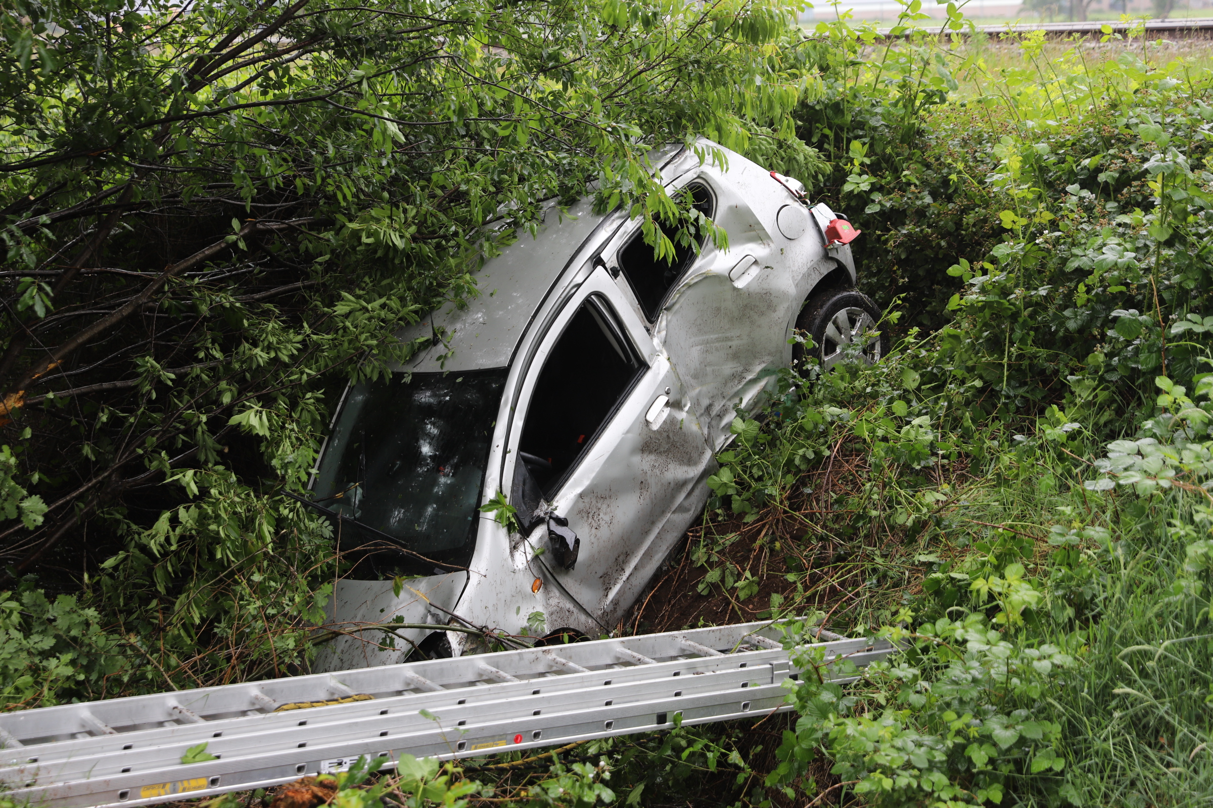 Bestuurder door brandweer uit wrak bevrijdt na ongeval