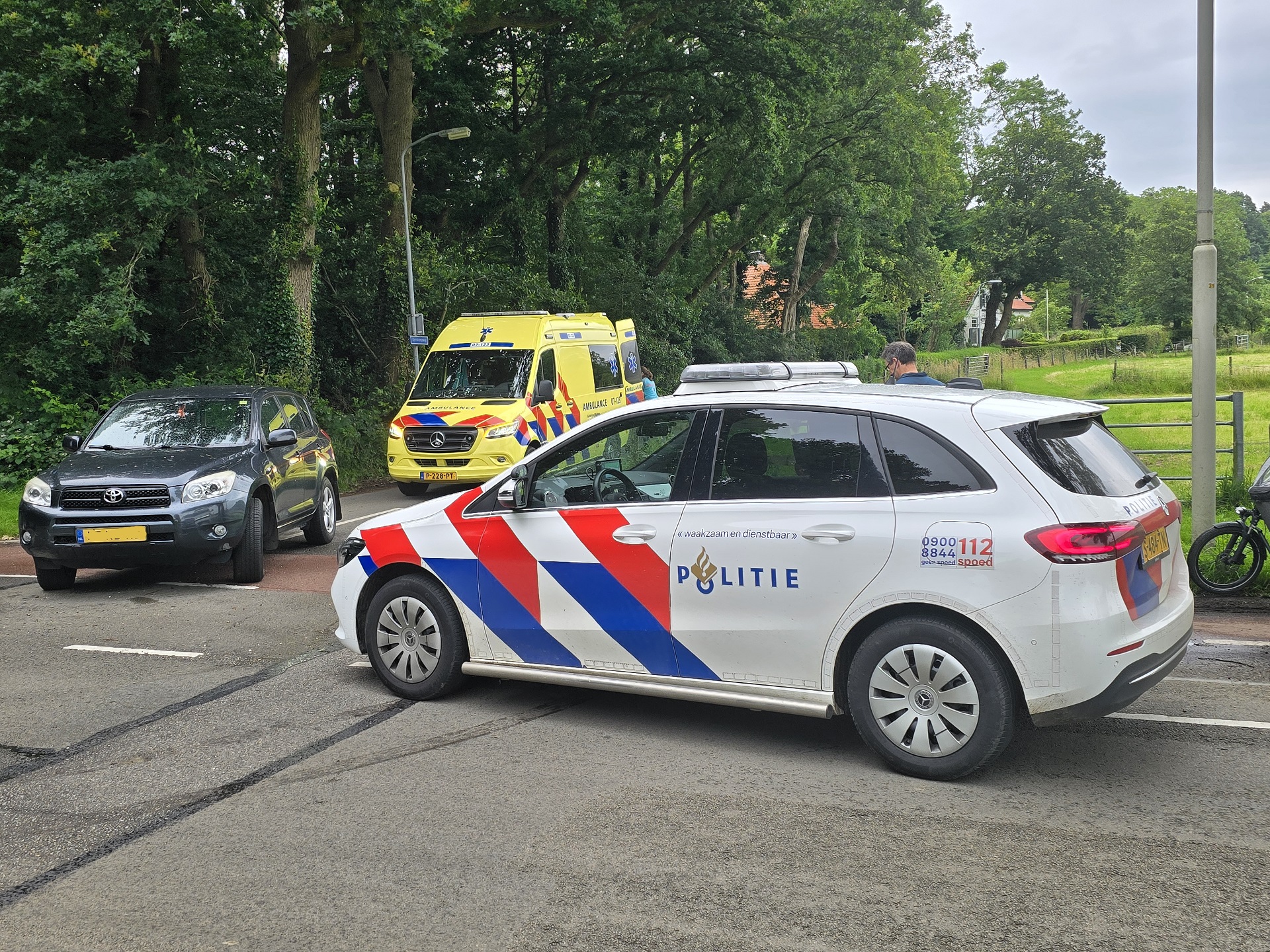 Fietsster gewond na aanrijding met auto