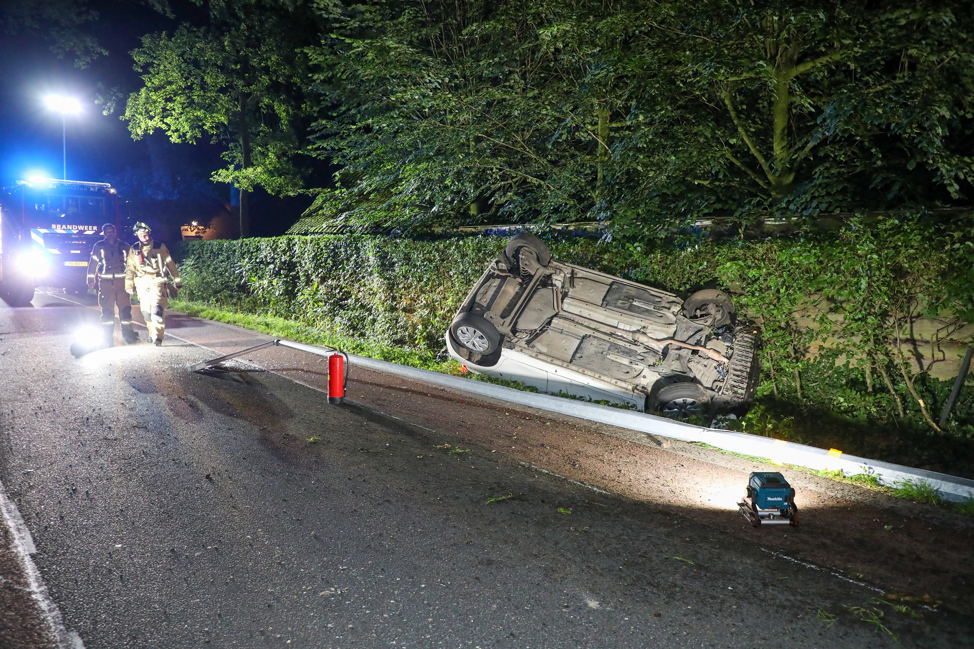 Dronken bestuurder vlucht na crash en laat gewonde bijrijder achter