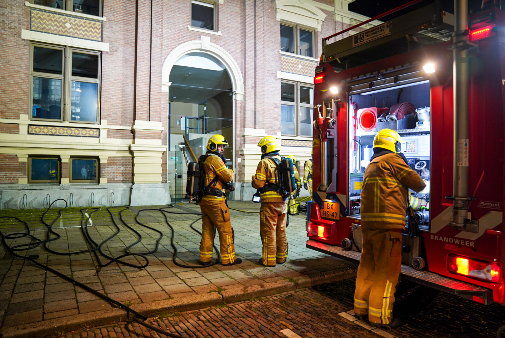 Brandweer groot uitgerukt voor brand bij rechtbank