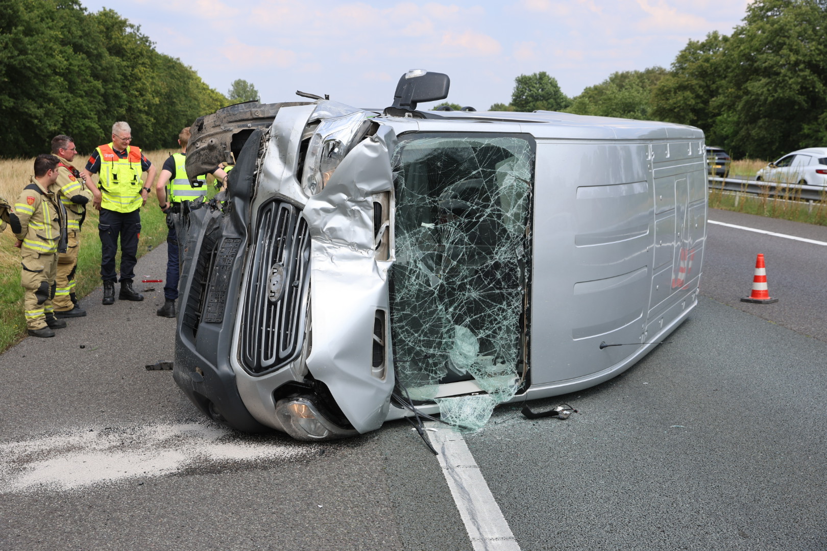 Bestelbus op z’n kant na botsing met voorganger op A1 bij Stroe
