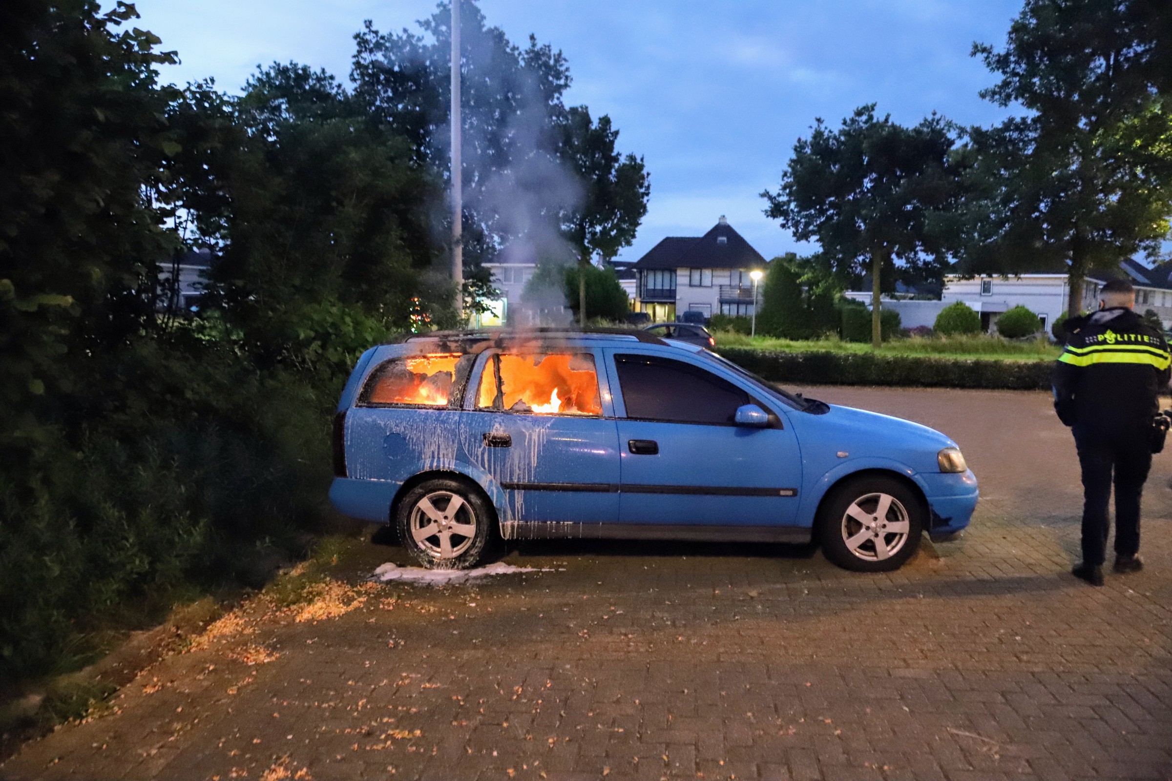 Geparkeerde auto uitgebrand bij station, mogelijk brandstichting