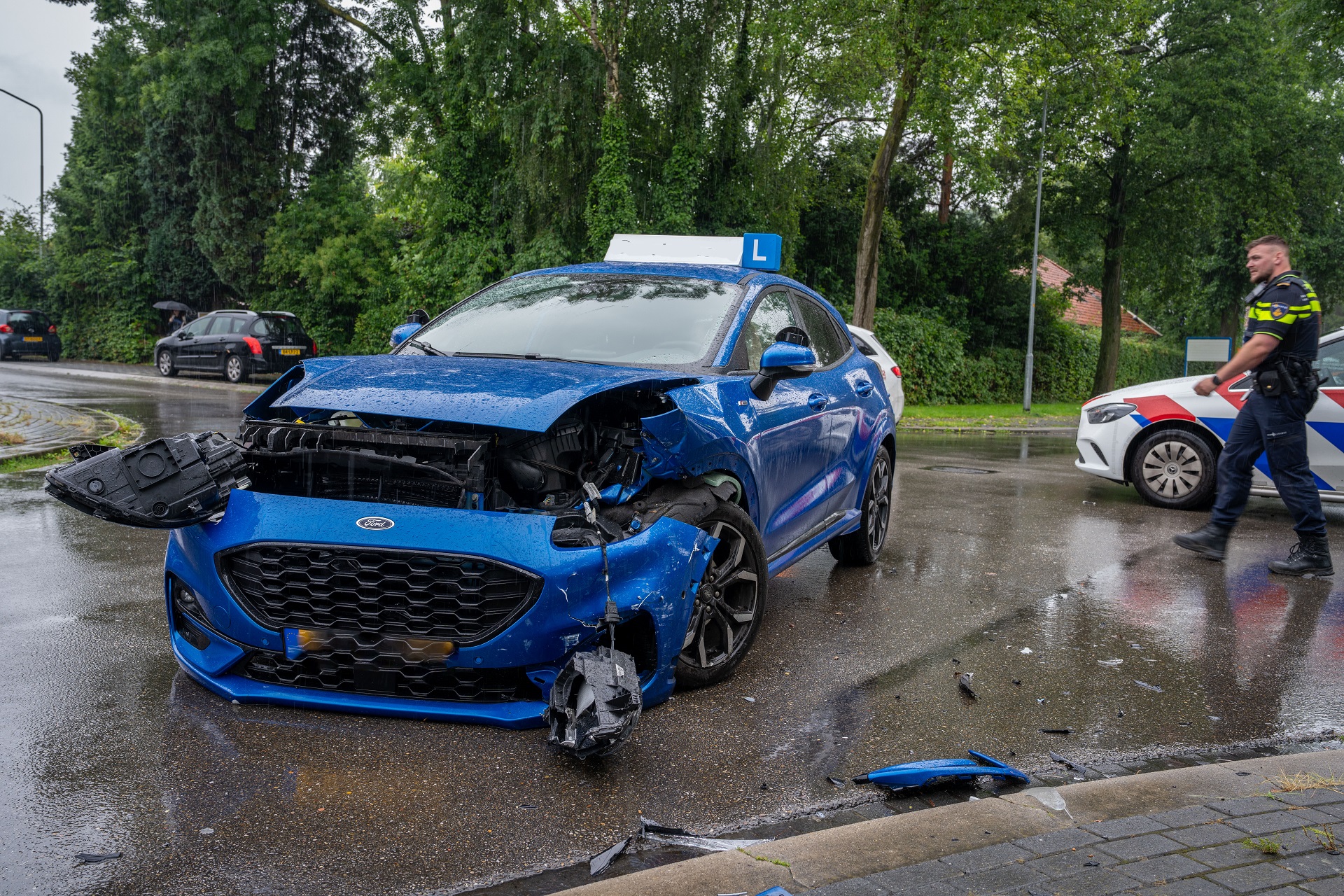 Aanhouding na ongeval tussen auto en leswagen