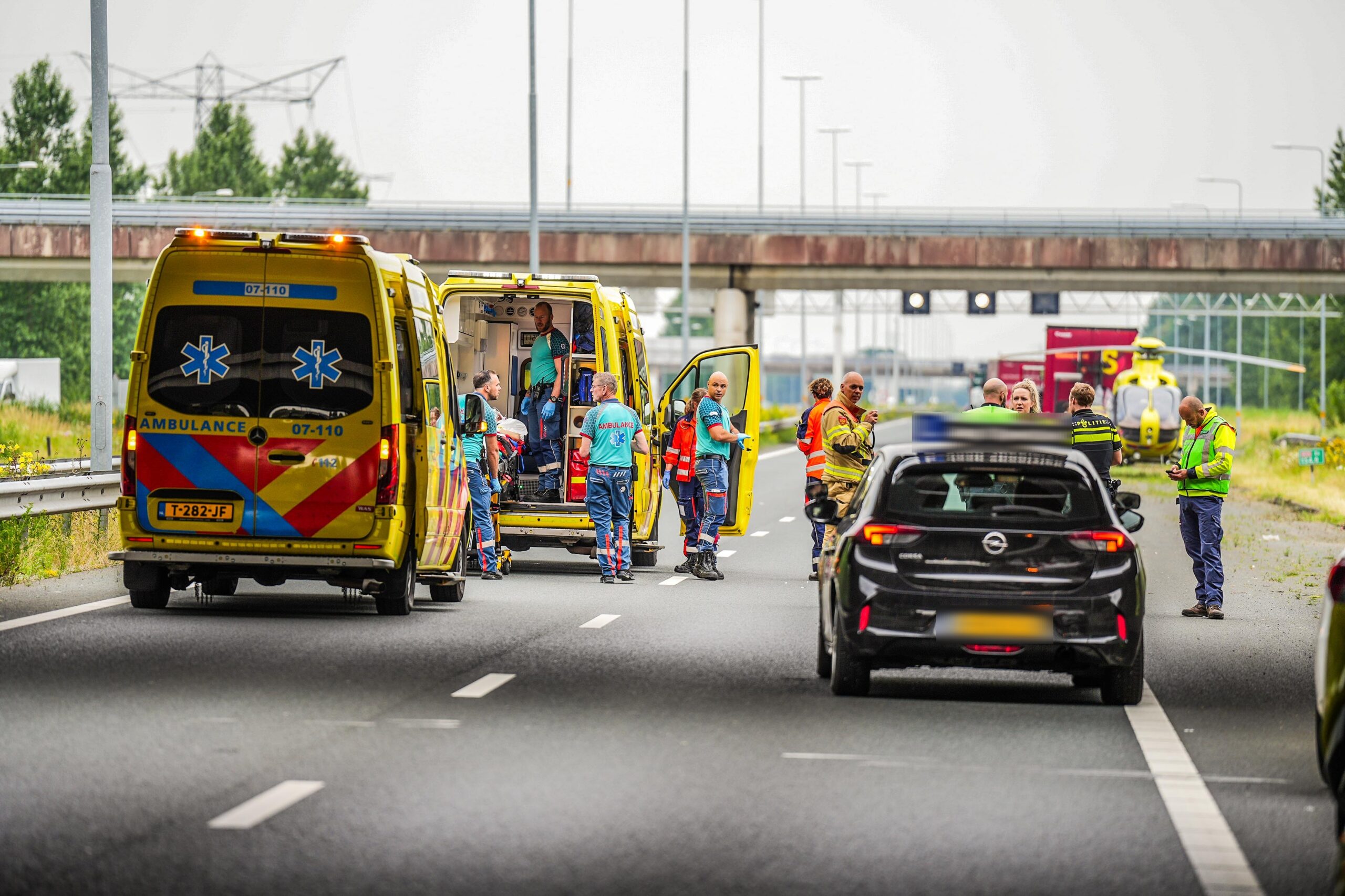 Persoon aangereden op A15, snelweg volledig dicht