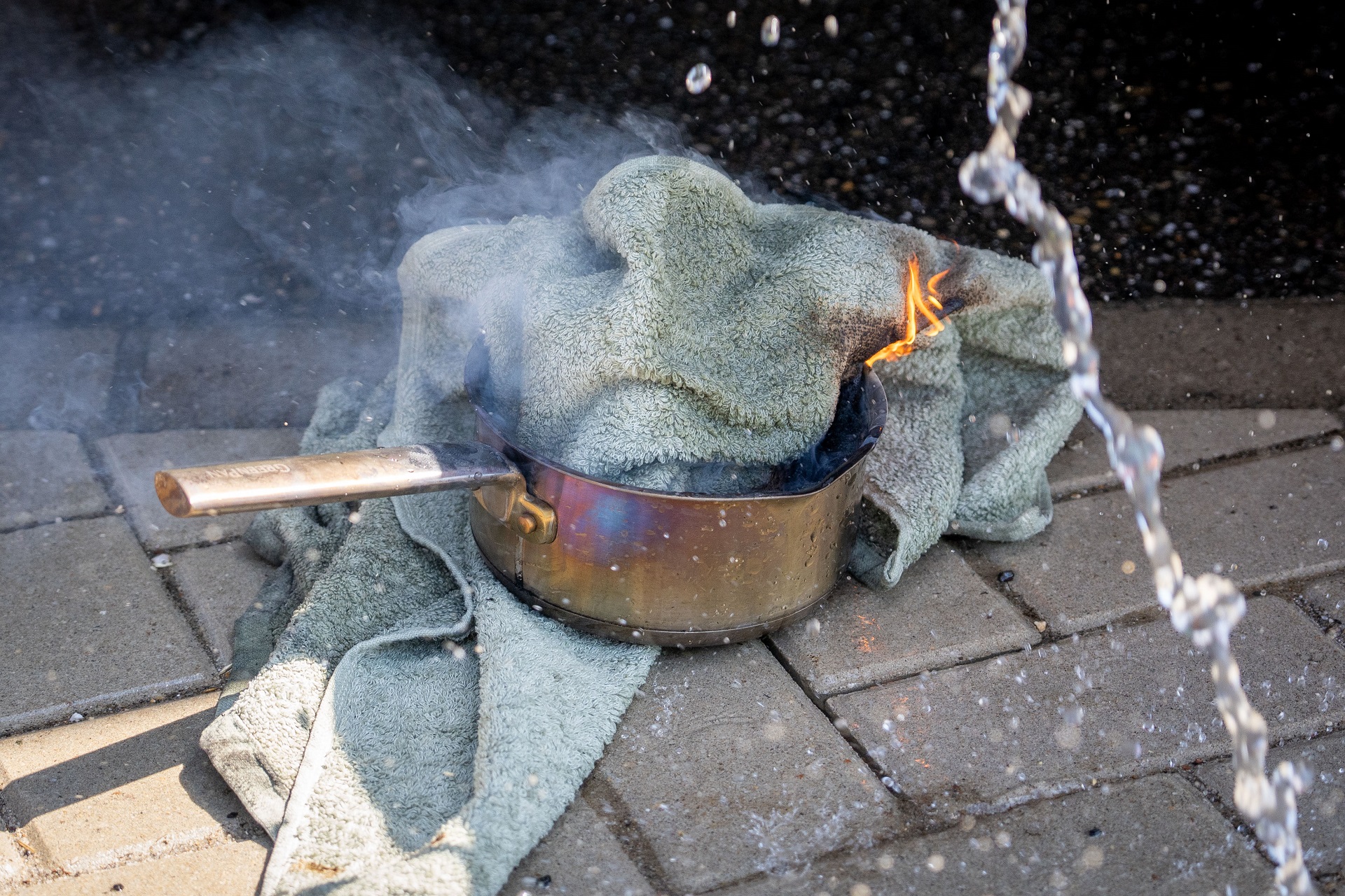 Bewoonster naar ziekenhuis na vlam in de pan