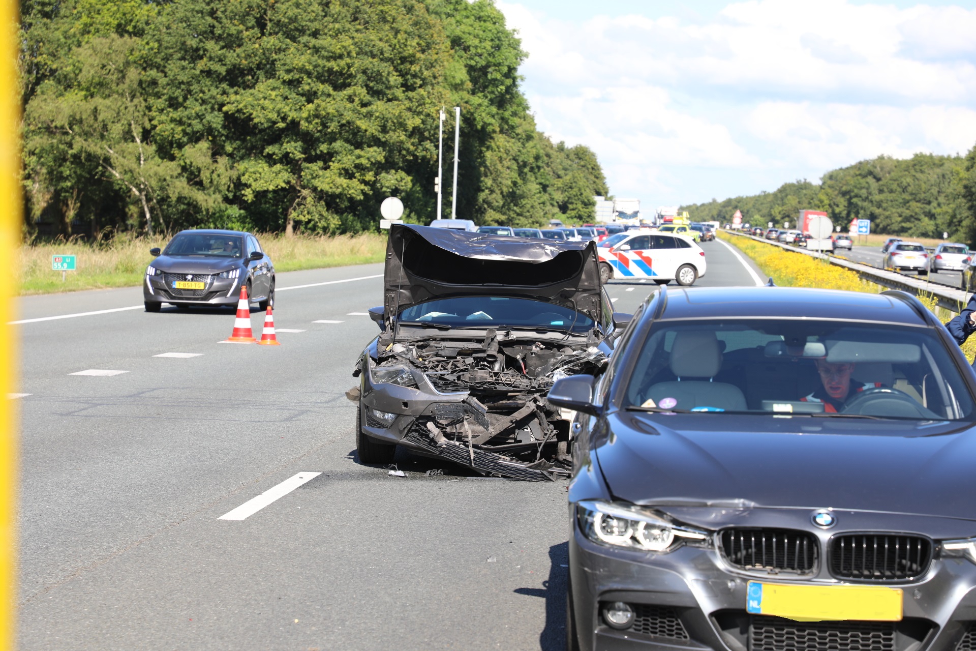 Veel schade en lange file na ongeval op A1