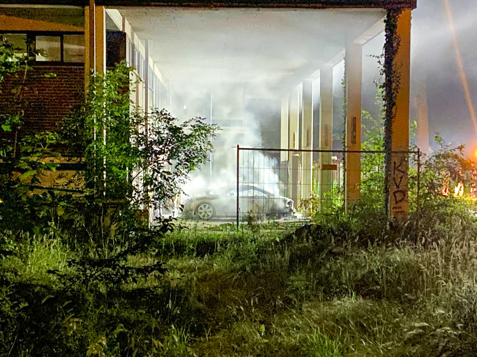Auto in brand bij oud verzorgingshuis, politie onderzoekt brandstichting