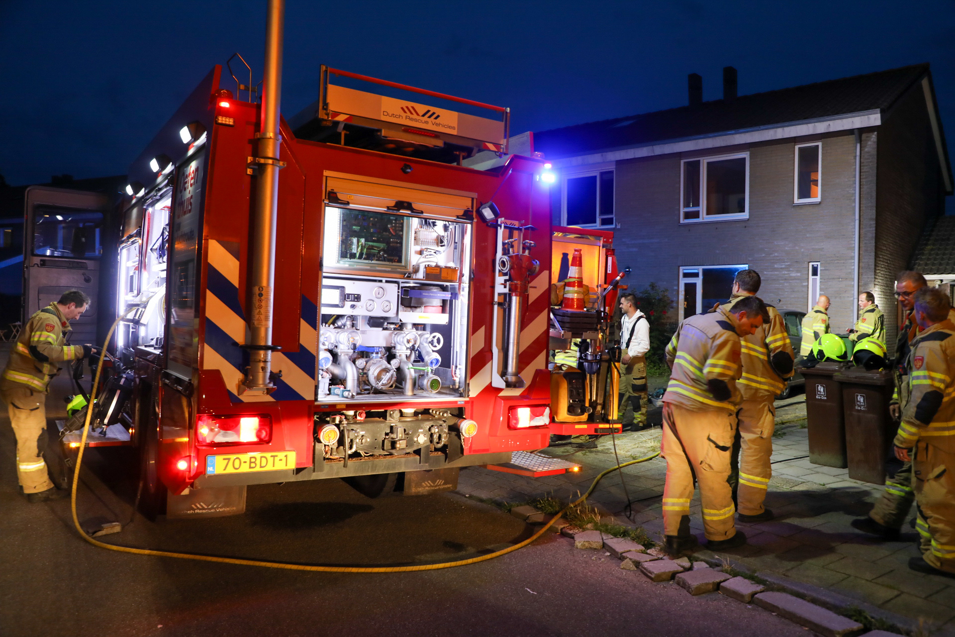 Electrische accu vliegt in brand in schuur