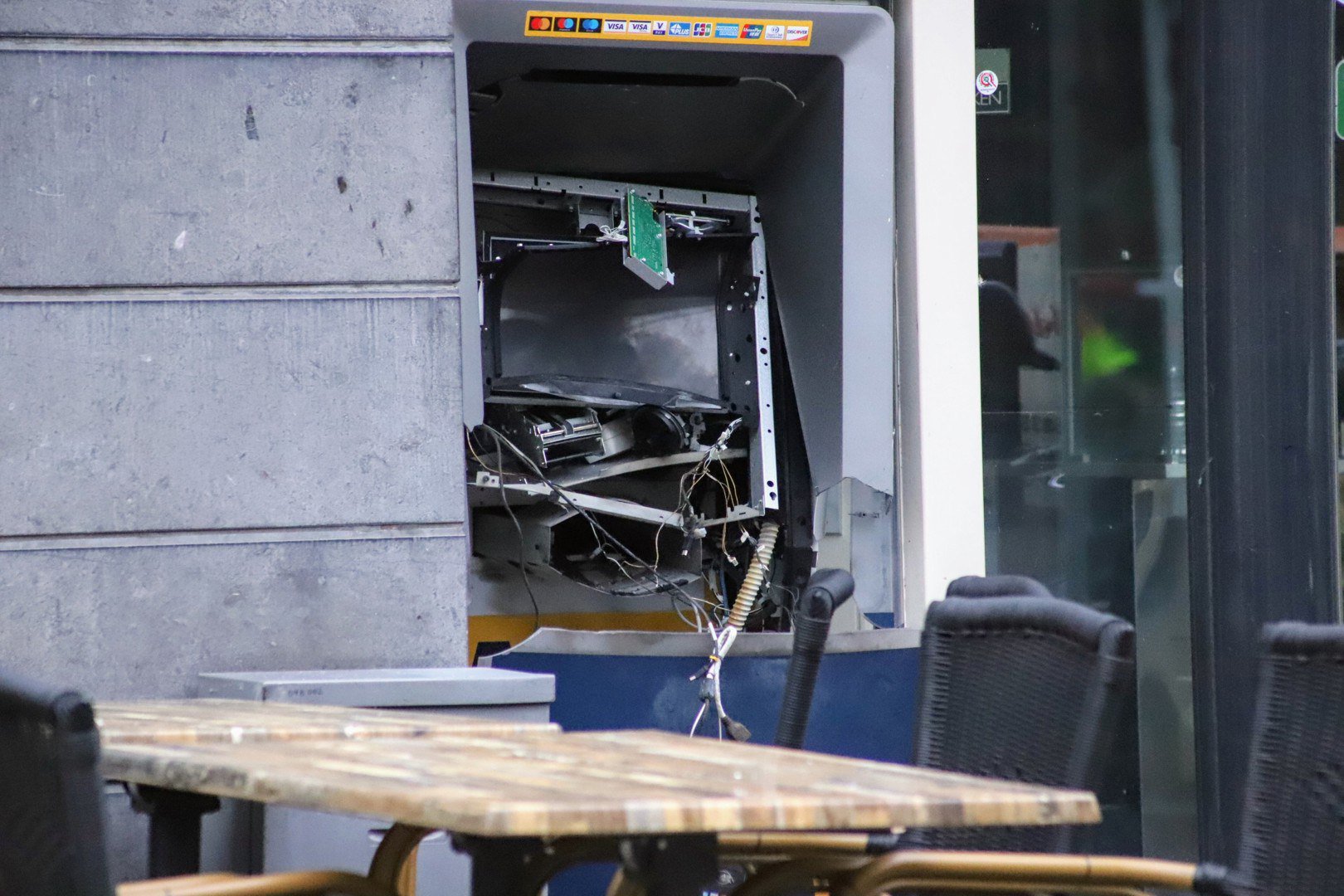 Pinautomaat uit gevel geblazen door plofkraak